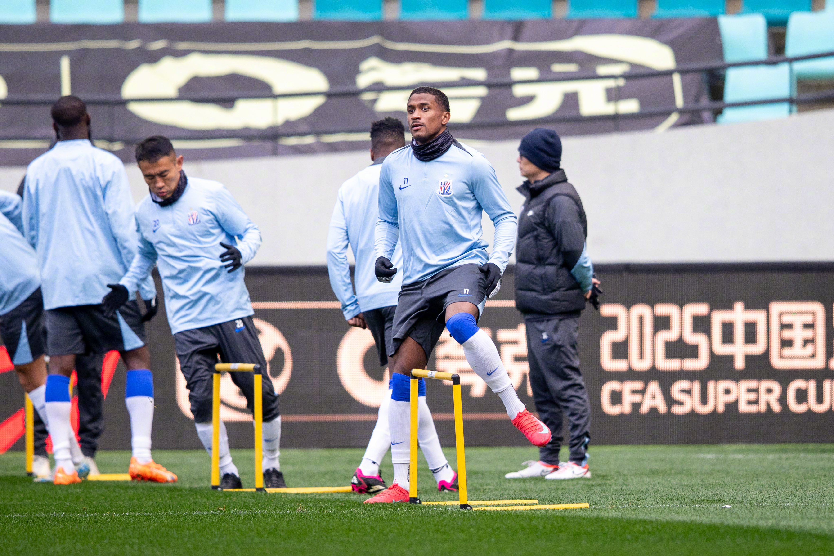 关于上海申花迎法国杯关键赛，集结日临场应变，质疑声仍在，身体对抗强度拉满的信息