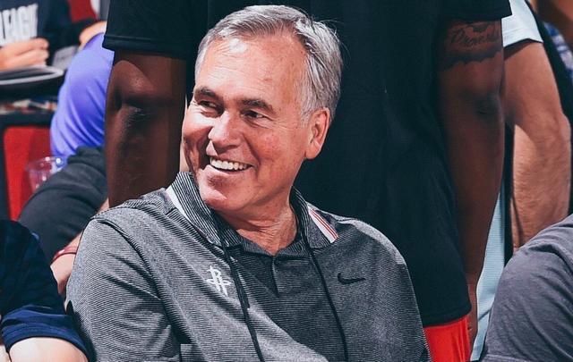 纽约尼克斯训练开放日，集结日复出首秀引欢呼，欧冠在即，心理建设被强调的简单介绍