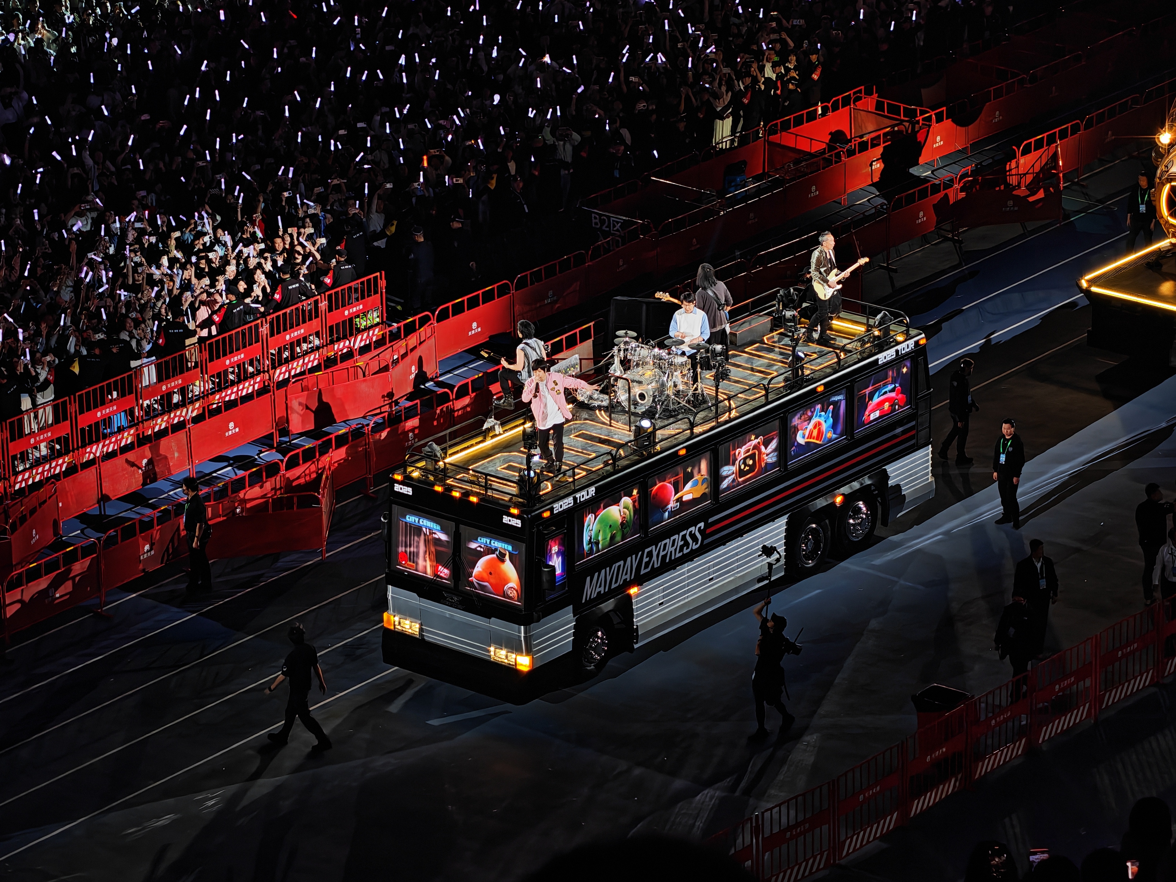 里程碑夜塞维利亚复出首秀；欧冠赛后刷纪录；球迷炸锅；更衣室氛围转暖的简单介绍